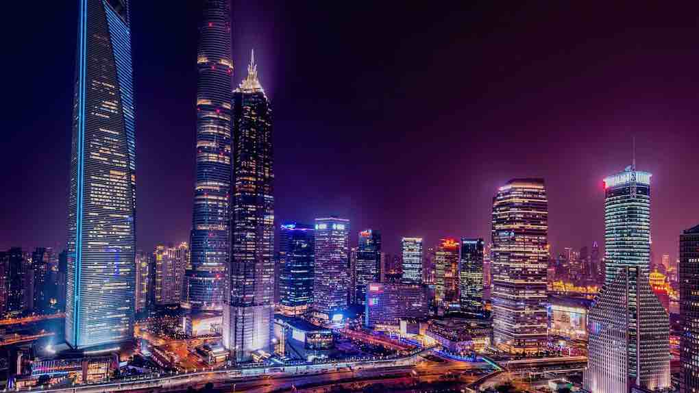 Der Aktienmarkt Chinas symbolisiert vom Finanzzentrum Shanghai